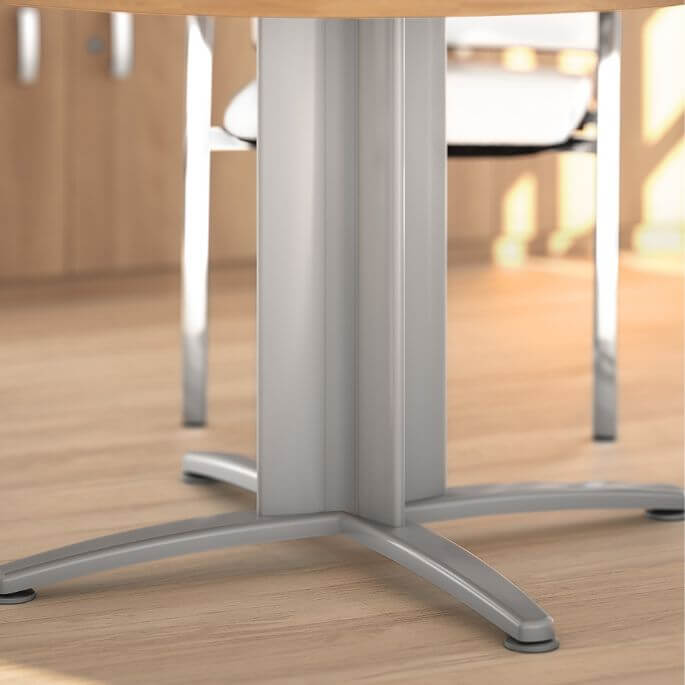 Table de réunion ovale vue de face dans une salle de réunion